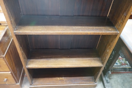 An Edwardian oak open bookcase, length 78cm, width 25cm, height 122cm